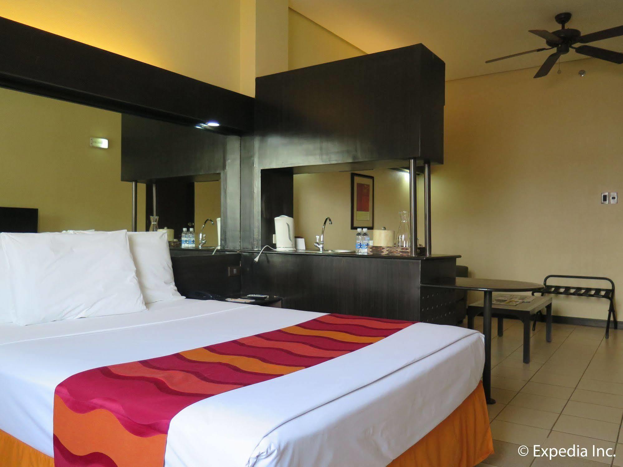 Microtel By Wyndham Davao City Kültér fotó