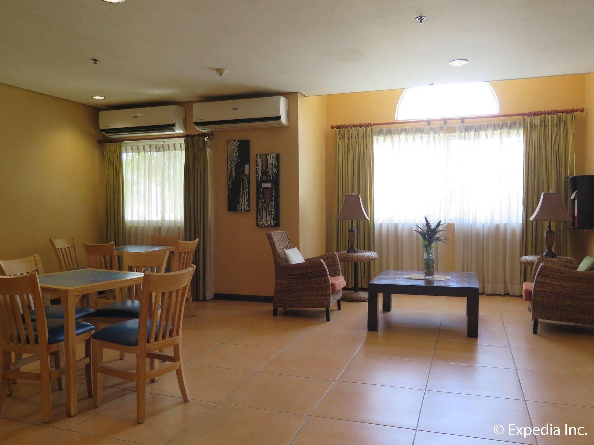 Microtel By Wyndham Davao City Kültér fotó